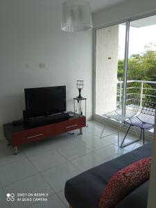 巴耶杜帕尔CH3 Moderno apartamento amoblado en condominio RNT-1O8238的客厅配有壁橱上的平面电视