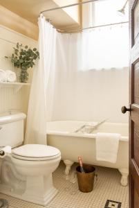 Three Forks撒卡亚维酒店的浴室配有卫生间、浴缸和水槽。