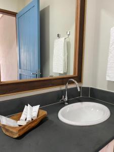 布罗塔斯Sítio Tamanduá的浴室的柜台设有水槽和镜子