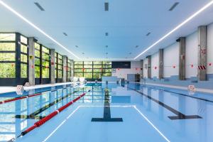 菲施Sport Resort Fiesch, Garni Aletsch的蓝色海水大型游泳池