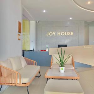 绥和市Joy Hotel Phú Yên的大堂配有沙发、椅子和桌子