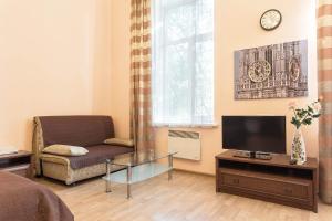 敖德萨Apartments Etazh的带沙发和电视的客厅