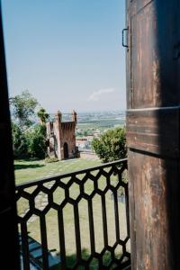 科斯蒂廖莱萨卢佐罗索城堡酒店的阳台享有城堡的景致。
