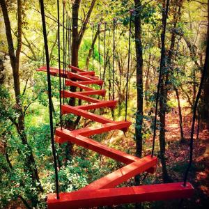 卡尔波镇Hotel Villa Xtreme的森林中的秋千,有红色的楼梯