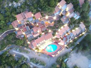 巴哈撒丁岛奥林匹亚酒店的享有带游泳池和灯光的度假村的顶部景致