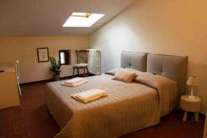 斯波莱托Borgo delle Mole的一间卧室配有一张床,上面有两条毛巾