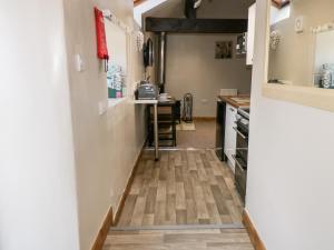 斯卡伯勒Wren的走廊通往铺有木地板的厨房