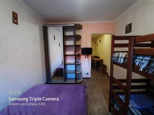 丰坦卡Rand的客房设有两张双层床和镜子