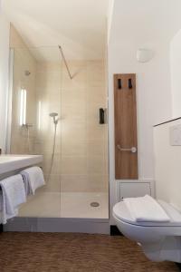 普瓦捷B&B HOTEL Poitiers Aéroport的带淋浴、卫生间和盥洗盆的浴室