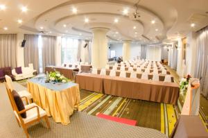 乌隆他尼普拉贾克特拉设计酒店的大房间设有一排桌椅