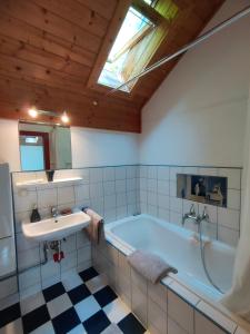 Sankt AegidiAlte Hammerschmiede的带浴缸和盥洗盆的浴室