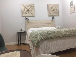 阿莫雷维耶塔-埃查诺伊瓦拉旅馆的一间卧室配有一张床、一把椅子和一张桌子
