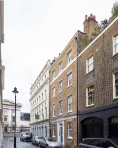 伦敦Bloomsbury By Viridian Apartments的城市街道上的一排砖砌建筑