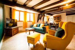 奥贝奈Résidence des Tanneurs - Sylvaner的客厅配有沙发、椅子和电视