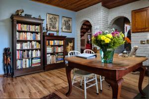 圣卢西亚圣卢西亚旅馆的一间设有鲜花和书籍的桌子的房间