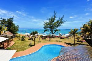 托舵道斯银色海滩酒店的享有海滩美景的度假酒店设有游泳池