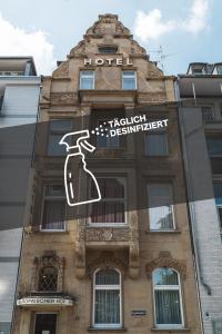 科隆杜姆欧罗巴斯赫尔霍夫酒店的建筑的侧面有标志