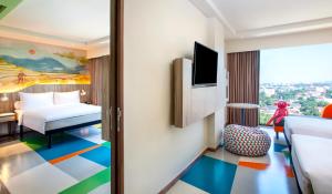 万隆ibis Styles Bandung Grand Central的酒店客房,色彩缤纷