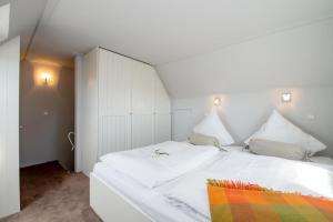 文尼斯塔特Haus 32的卧室配有一张白色大床