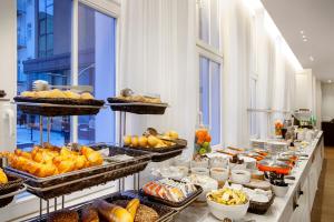 德累斯顿德雷斯顿 - 茨温格宫假日酒店的包含多种不同食物的自助餐