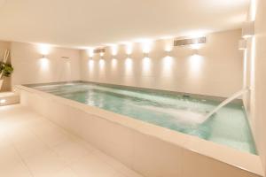 帕拉杜杜柯德奥利瓦德酒店的浴室内设有一个带浴缸的浴室的游泳池