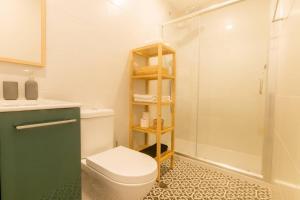 法鲁法鲁中心 - 假日公寓的一间带卫生间和淋浴的浴室