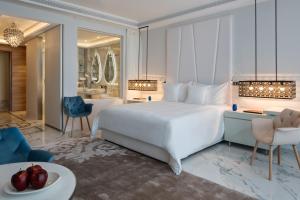 纳祖尔Marchica Lagoon Resort的一间带白色大床的卧室和一间客厅