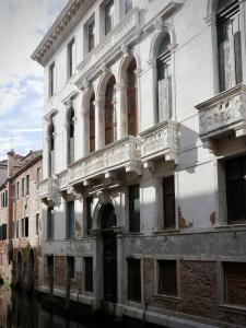 威尼斯威尼斯瓦迪赛旅舍的运河上的一座白色旧建筑