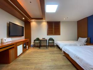 大田贝尼基亚代里姆酒店的酒店客房设有两张床和一台平面电视。