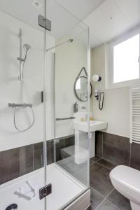 巴黎多梅尼斯波特多利宜必思酒店的一间带玻璃淋浴和卫生间的浴室