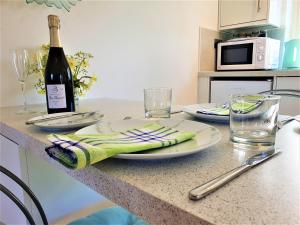里辛The Granary的一张桌子,上面放着一瓶葡萄酒和一盘餐巾