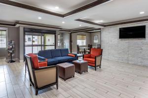 北小石城Comfort Inn & Suites North Little Rock JFK Blvd的客厅配有沙发、椅子和电视