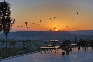 乌奇希萨尔Ariana Sustainable Luxury Lodge - Special Category - Cappadocia的日落时分天空中一组热气球