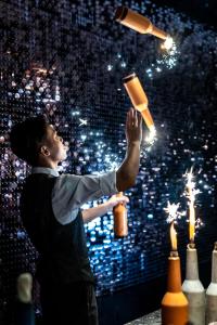 广州广州珠江新城骑士物语酒店的一个人拿着瓶子和火把
