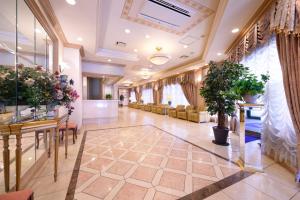 山形市Hotel Capital in Yamagata的医院的大厅,里面摆放着椅子和植物