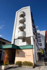 山形市Hotel Capital in Yamagata的建筑的侧面设有圆形阳台