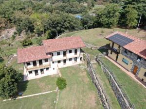 查维然诺Residenza di Campagna的享有房子的空中景色,上面设有太阳能电池板
