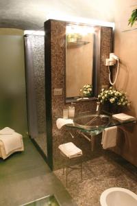 斯培西亚洛堪达特拉蒙蒂酒店的一间带水槽和镜子的浴室