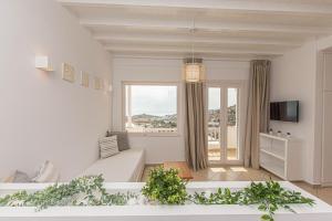 米克诺斯城Overview Mykonos Apartments的大型白色客厅设有大窗户