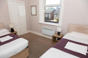 盖茨黑德Tyne Apartments的一间卧室设有两张床和窗户。
