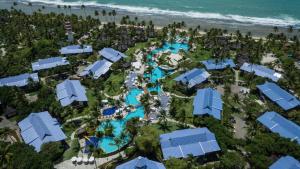 嘎林海斯港Summerville Resort - All Inclusive的享有海滩上的泳池空中景致