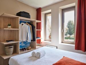 米德尔克尔克韦斯滕德假日套房公寓式酒店 的一间卧室设有一张床和一个窗口