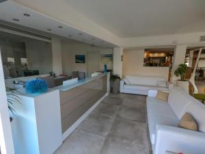 圣特雷莎加卢拉La Contessa Pool & Sea View的带沙发和柜台的客厅