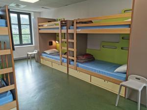 鲁昂Auberge de Jeunesse HI Rouen的宿舍间配有双层床。
