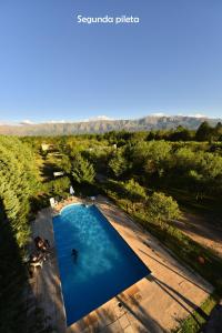 诺诺Yerba Buena casas de campo - Nono的享有大型蓝色游泳池的顶部景致