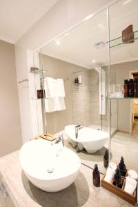 马布拉马布拉郊野旅馆的浴室配有白色浴缸和水槽