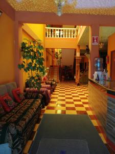 科帕卡巴纳Hostal Olas Del Titicaca的客厅设有 ⁇ 格地板