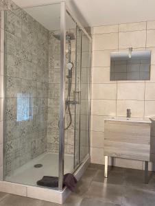 CousanceClos De La Charnaille的带淋浴和盥洗盆的浴室