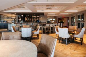 雷德温圣詹姆斯酒店的一间带桌椅的餐厅和一间酒吧