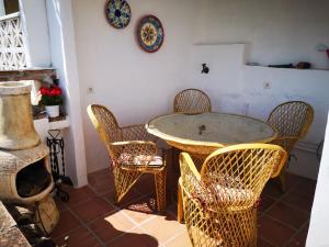 弗里希利亚纳Casa David的一间带桌子和藤椅的用餐室